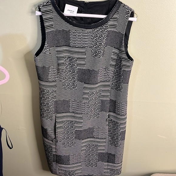 AKRIS Punto Black and White sleeveless tweed front zipper pockets Dress - Picture 1 of 17